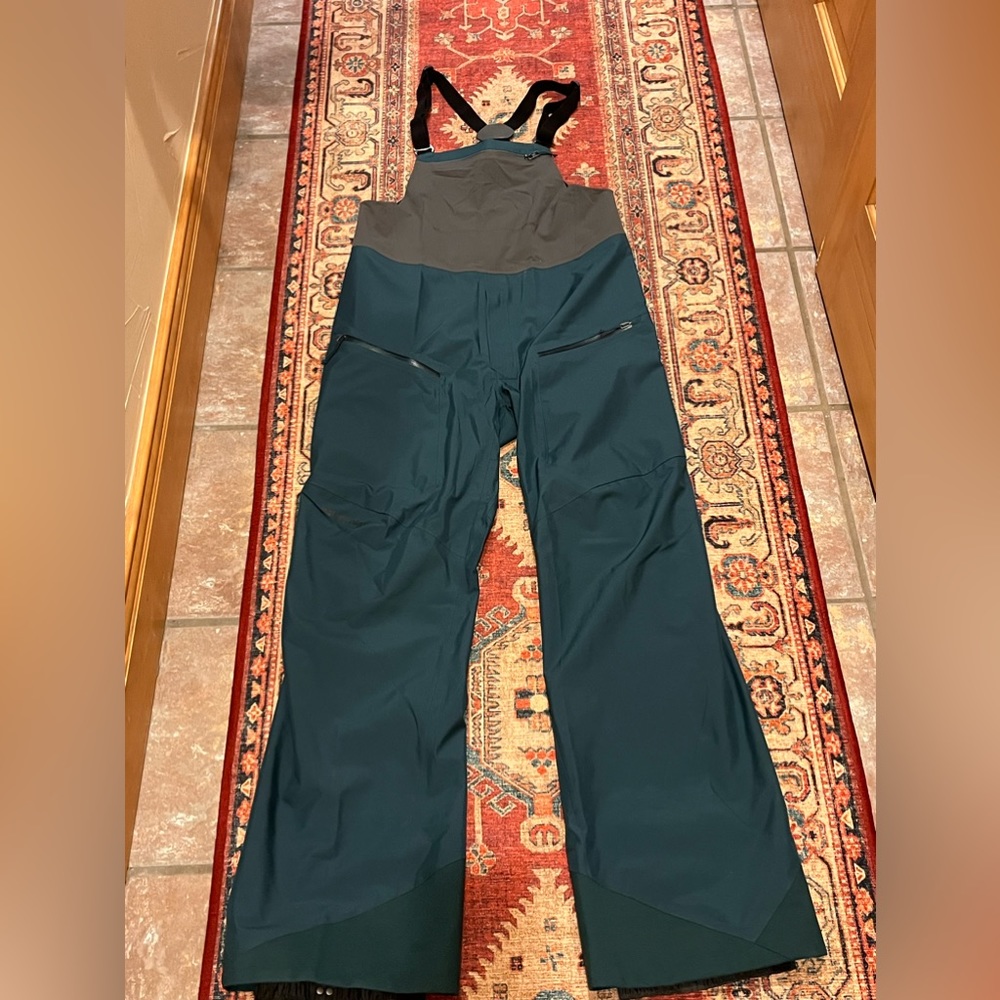 Patagonia Men’s Ski Bibs: new without tags